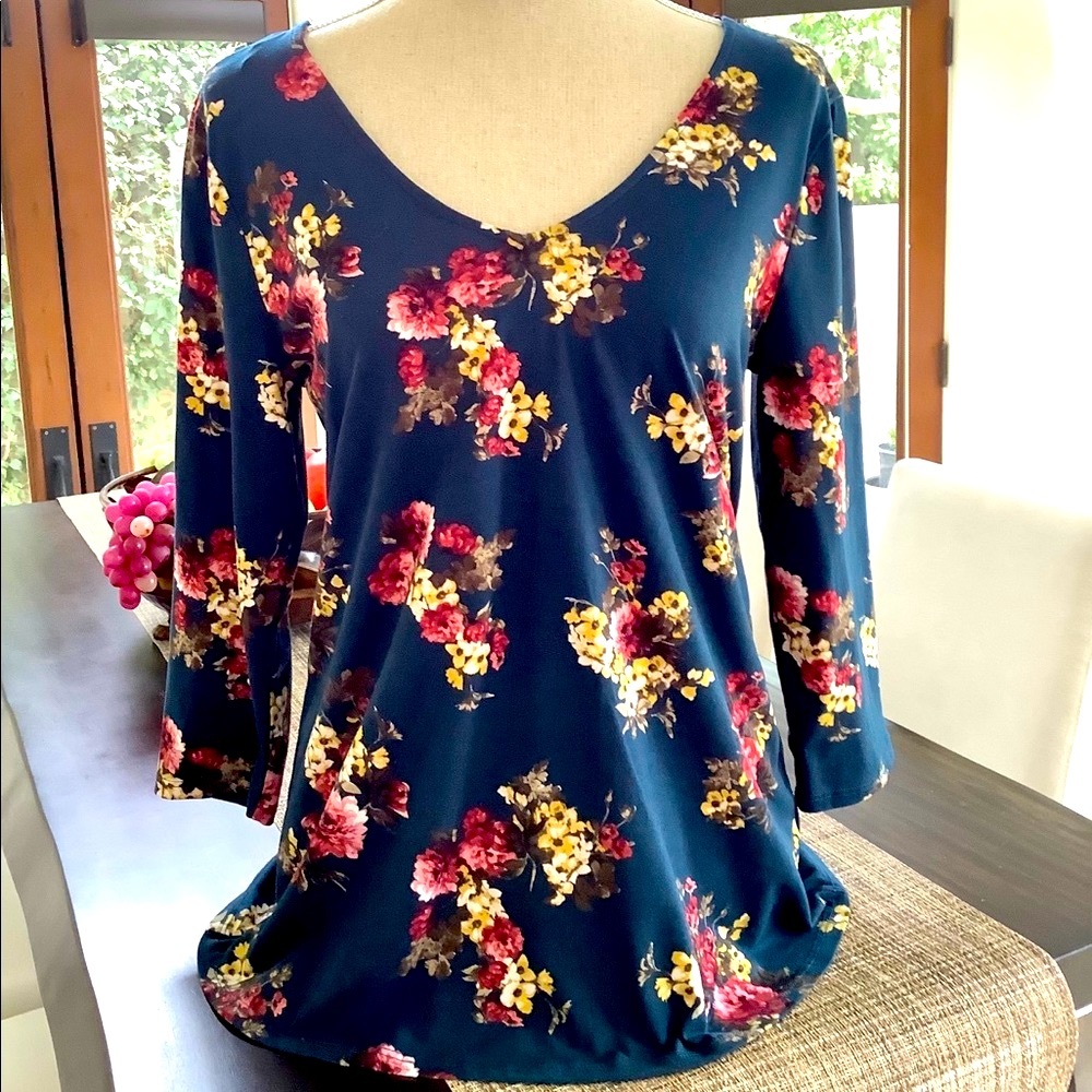Flowered blouse 3/4 sleeve v-back - Picture 1 of 7